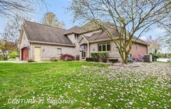 1944 E Lake Circle Drive, Saginaw, MI 48609