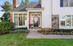936 Lochmoor Place, Grosse Pointe Woods, MI 48236