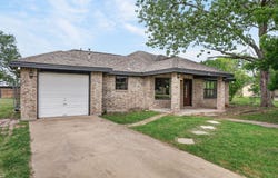 903 Travis St, Lockhart, TX 78644