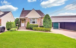 569 Greenway E, West Hempstead, NY 11552