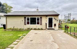 827 9th St NE, Devils Lake, ND 58301