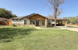 300 BLUEBONNET AVE, Devine, TX 78016
