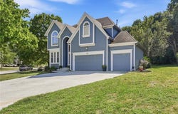 533 NE EMERALD Drive, Lee's Summit, MO 64064