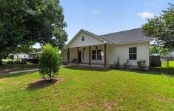 403 Lynch St, Smithville, TX 78957