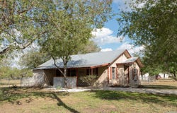 412 W Coker, Devine, TX 78016