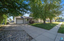 1205 Pasque Cir, Yankton, SD 57078