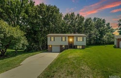 410 Saint Anthony Drive, Godfrey, IL 62035