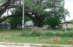 609 4TH ST, Pleasanton, TX 78064