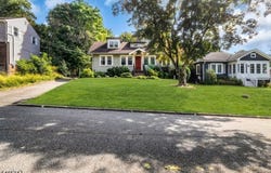 32 Ferndale Rd, North Caldwell Boro, NJ 07006-3901