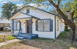 306 E BOWIE ST, Luling, TX 78648