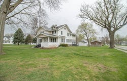 817 2nd St, Hull, IA 51239