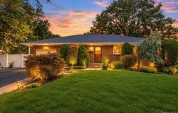 15 Elmwood Lane, Syosset, NY 11791