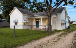 312 Willow Avenue, Luling, TX 78648
