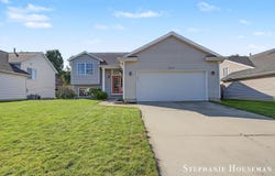 3072 Stonewood Street NW, Grand Rapids, MI 49504