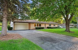 1501 E Fitzsimmons Rd, Oak Creek, WI 53154