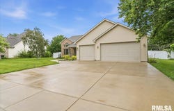 228 Manor Hill Drive, Chatham, IL 62629