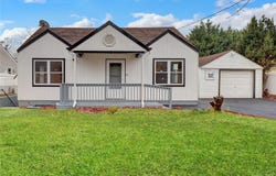 12 Carlls Path, North Babylon, NY 11703