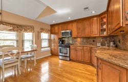 7 Eastern Dr, New Hyde Park, NY 11040