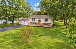 N5889 Lakeview Ct E, Onalaska, WI 54650