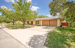 622 Sunhaven Dr, Windcrest, TX 78239