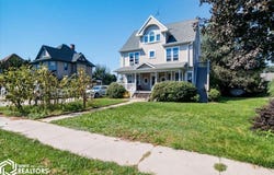 1221 West Street, Grinnell, IA 50112