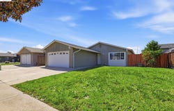 40 Gonzalez Dr, Hollister, CA 95023