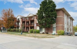 458 W Side Dr, IowaCity, IA 52246