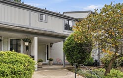 1559 Pinehurst Dr, Upper St Clair, PA 15241