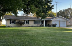 207 SPRING BAY Drive, Jacksonville, IL 62650-9586