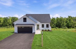 8 Robin Way, Chester, NH 03036