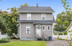 8 Rolling Street, Lynbrook, NY 11563