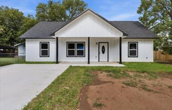 304 Lee St, Smithville, TX 78957