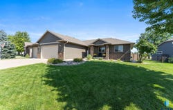 8220 S Grass Creek Dr, Sioux Falls, SD 57108