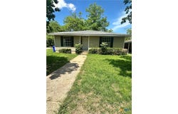 401 Walnut, Yoakum, TX 77954