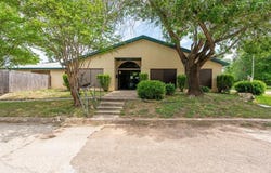 700 Dyer St, Rockdale, TX 76567