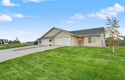 922 Oak Dr, Palo, IA 52324