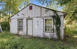 841 W Maple, Flora, IL 62839