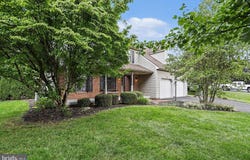 157 KINGS GATE Drive, LITITZ, PA 17543