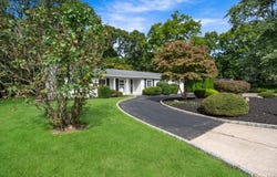 24 Blackfoot Trail, Shoreham, NY 11786