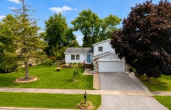 450 Heather Lane, Carol Stream, IL 60188