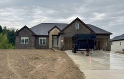 8088 Peninsula Circle, Grand Blanc, MI 48439
