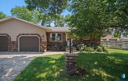 413 SE 8th St, Madison, SD 57042