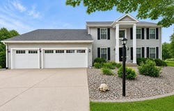 2520 Buckingham Avenue, Bettendorf, IA 52722
