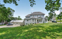 706 W 12th Street, Cedar Falls, IA 50613