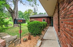 11806 E 39th Street S, Independence, MO 64052