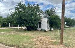 916 W Mesquite, Coleman, TX 76834