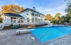 19 Bay Woods Dr, Hampton Bays, NY 11946