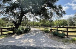 574 County Road 660, Devine, TX 78016