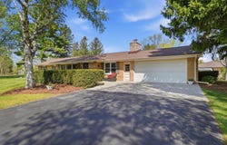 4054 Maple Grove Dr, Hubertus, WI 53033