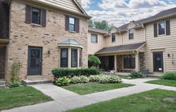384 Willow Grove Dr, Pewaukee, WI 53072